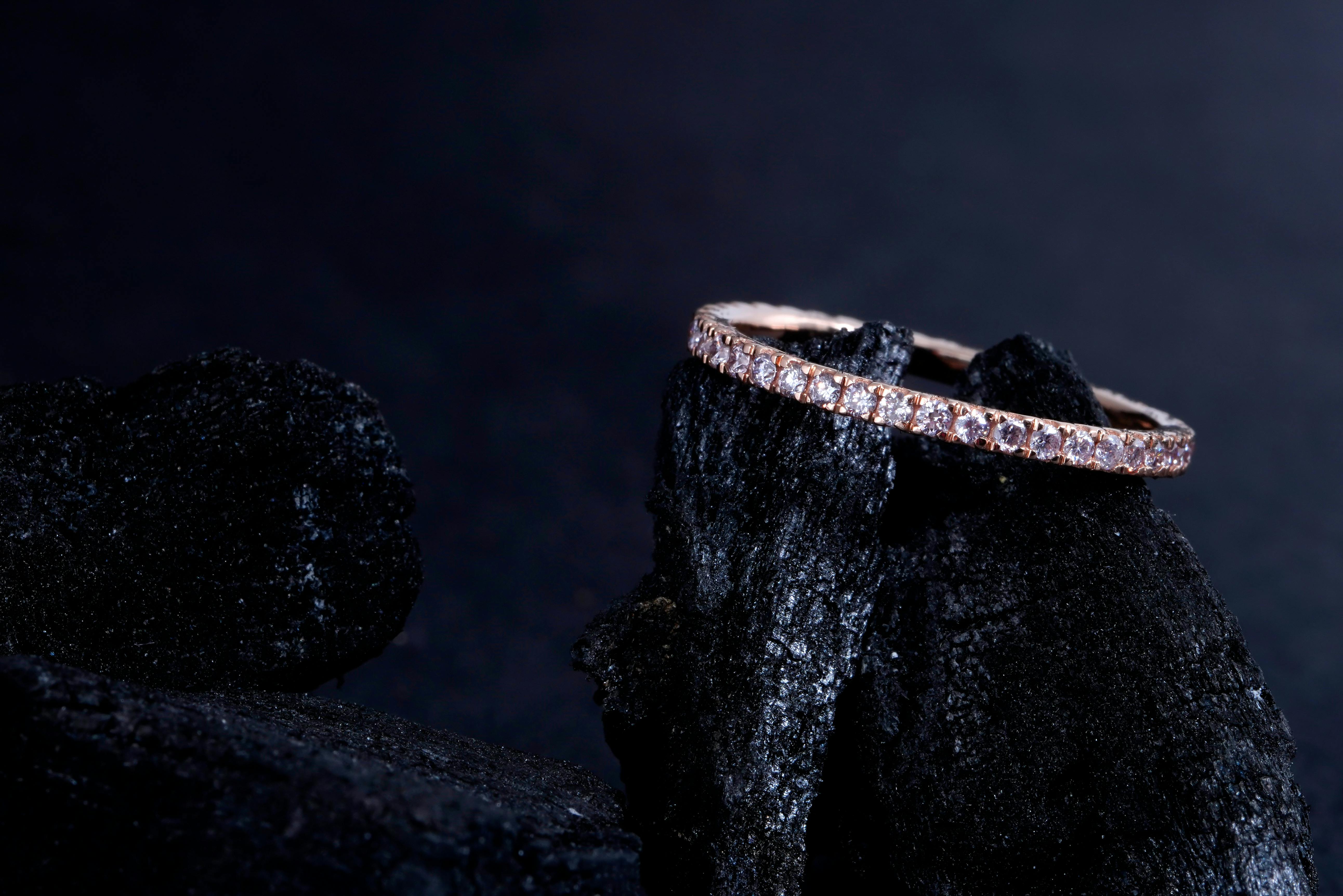 Le Bijoutier Carl Poulin - Montmagny - Bague à diamant pour elle, posée sur une roche noir et brillante.